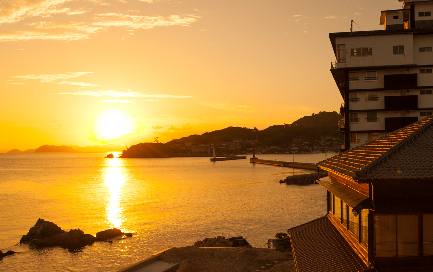 萩小町の前に広がる日本海の夕焼け